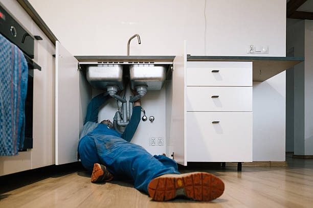 Professional Leak Detection technician working in Glenview, IL
